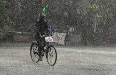 Weather Today : দুপুর গড়ালেই নামবে আঁধার, কড়কড় বাজ, তুমুল কালবৈশাখী, সতর্কতা ৯ জেলায়