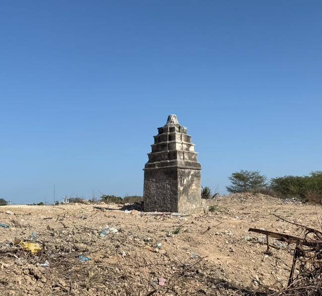 આશરે ૪૦ થી ૫૦ વર્ષ પહેલાં આ વિસ્તારની વસ્તી વિષયક પરિસ્થિતિ બદલાતાં અને અસામાજિક તત્વોની પ્રવૃત્તિઓ વધતાં, ભક્તો અને દર્શનાર્થીઓએ મંદિરે જવાનું ઓછું કરી દીધું હતું.