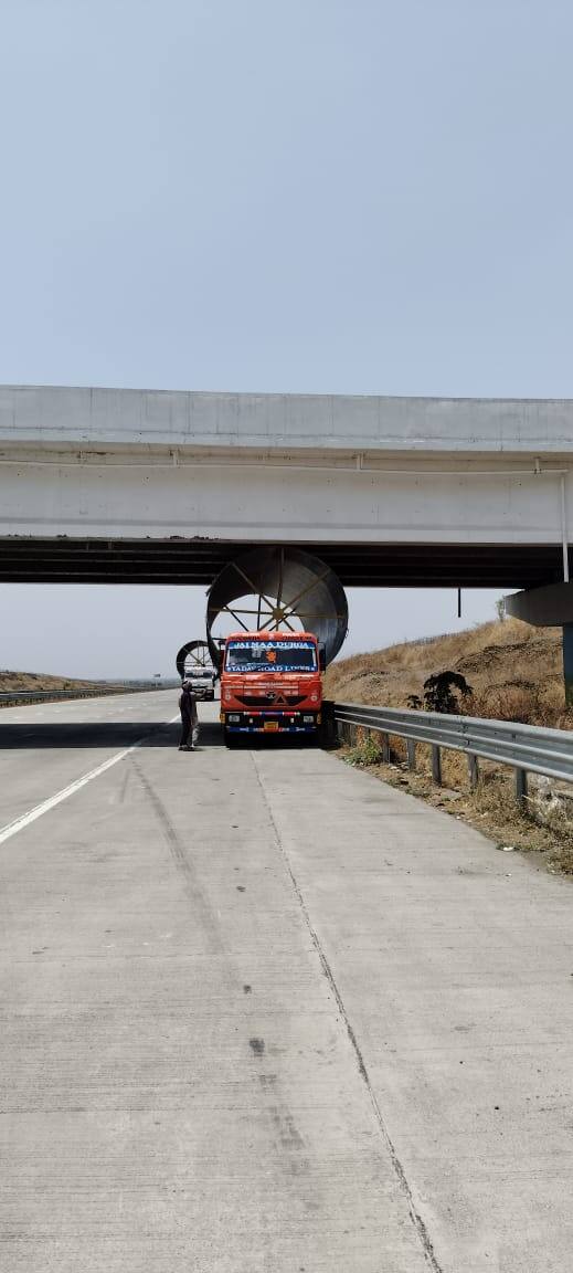 बुलढाणा जिल्ह्यात समृद्धी महामार्गाच्या पुलाखाली भलामोठा ट्रेलर अडकल्याने वाहतूक कोंडी झालाी. तर, प्रशासकीय अधिकाऱ्यांची देखील धांदल उडाली