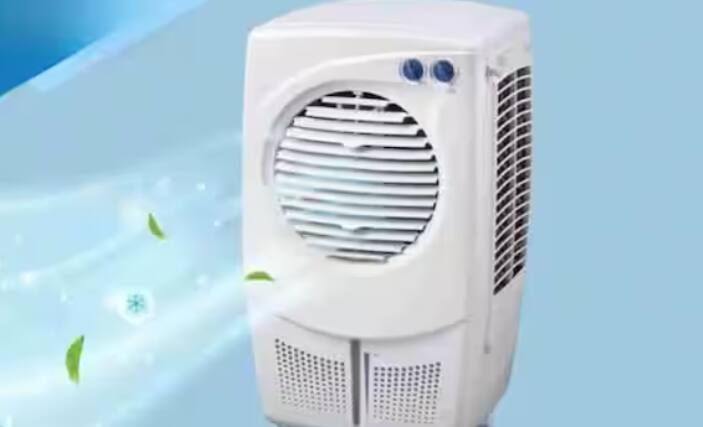 ਈ-ਕਾਮਰਸ ਸਾਈਟ ਐਮਾਜ਼ਾਨ ਹੁਣ ਕ੍ਰੋਮਪਟਨ (Crompton), ਬਜਾਜ (Bajaj), ਹੈਵੇਲਜ਼ (Havels) ਵਰਗੇ ਵੱਡੇ ਬ੍ਰਾਂਡਾਂ ਦੇ ਸਭ ਤੋਂ ਵੱਧ ਵਿਕਣ ਵਾਲੇ ਏਅਰ ਕੂਲਰਾਂ 'ਤੇ ਘੱਟੋ-ਘੱਟ 35% ਦੀ ਭਾਰੀ ਛੋਟ ਦਿੱਤੀ ਜਾ ਰਹੀ ਹੈ। ਭਾਵੇਂ ਤੁਸੀਂ ਬੈੱਡਰੂਮ ਲਈ ਇੱਕ ਛੋਟਾ ਕੂਲਰ ਲੱਭ ਰਹੇ ਹੋ ਜਾਂ ਹਾਲ ਲਈ ਇੱਕ ਹਾਈ-ਕੈਪੀਸਿਟੀ ਵਾਲਾ ਕੂਲਰ, ਹਰ ਬਜਟ ਅਤੇ ਜ਼ਰੂਰਤ ਦੇ ਹਿਸਾਬ ਨਾਲ ਆਪਸ਼ਨ ਉਪਲਬਧ ਹਨ। ਇਨ੍ਹਾਂ ਕੂਲਰਾਂ ਵਿੱਚ ਹਨੀਕੋਮਬ ਕੂਲਿੰਗ ਪੈਡ, ਇਨਵਰਟਰ ਕਮਪੈਟਿਬਿਲਿਟੀ, ਰਿਮੋਟ ਕੰਟਰੋਲ ਅਤੇ ਐਨਰਜੀ ਸੇਵਿੰਗ ਵਰਗੀਆਂ ਆਧੁਨਿਕ ਵਿਸ਼ੇਸ਼ਤਾਵਾਂ ਹਨ ਜੋ ਘੱਟ ਬਿਜਲੀ ਦੀ ਖਪਤ 'ਤੇ ਸ਼ਾਨਦਾਰ ਕੂਲਿੰਗ ਦਿੰਦੀਆਂ ਹਨ। Havells Kalt Pro ਏਅਰ ਕੂਲਰ ਐਮਾਜ਼ਾਨ 'ਤੇ 52% ਦੀ ਛੋਟ 'ਤੇ ਉਪਲਬਧ ਹੈ। ਇਸ ਕੂਲਰ ਦੀ ਅਸਲ ਕੀਮਤ 8790 ਰੁਪਏ ਹੈ ਪਰ ਛੋਟ ਤੋਂ ਬਾਅਦ ਤੁਸੀਂ ਇਸਨੂੰ ਸਿਰਫ਼ 4199 ਰੁਪਏ ਵਿੱਚ ਖਰੀਦ ਸਕਦੇ ਹੋ। ਇਸ ਕੂਲਰ ਦੀ ਕੈਪੇਸਿਟੀ 17 ਲੀਟਰ ਹੈ।