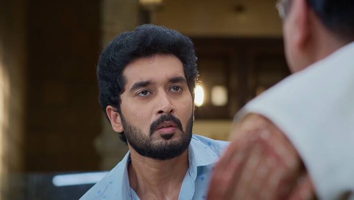 కార్తీక్ దశరథ్ని పట్టుకునేందుకు ప్రయత్నించగా శివన్నారయణ ముట్టుకోకు అని చెప్తాడు. మా ఇంటికి చావును పంపావు అంటూ సీరియస్ అవుతాడు. (Image Credit: jio+ Hotstar)