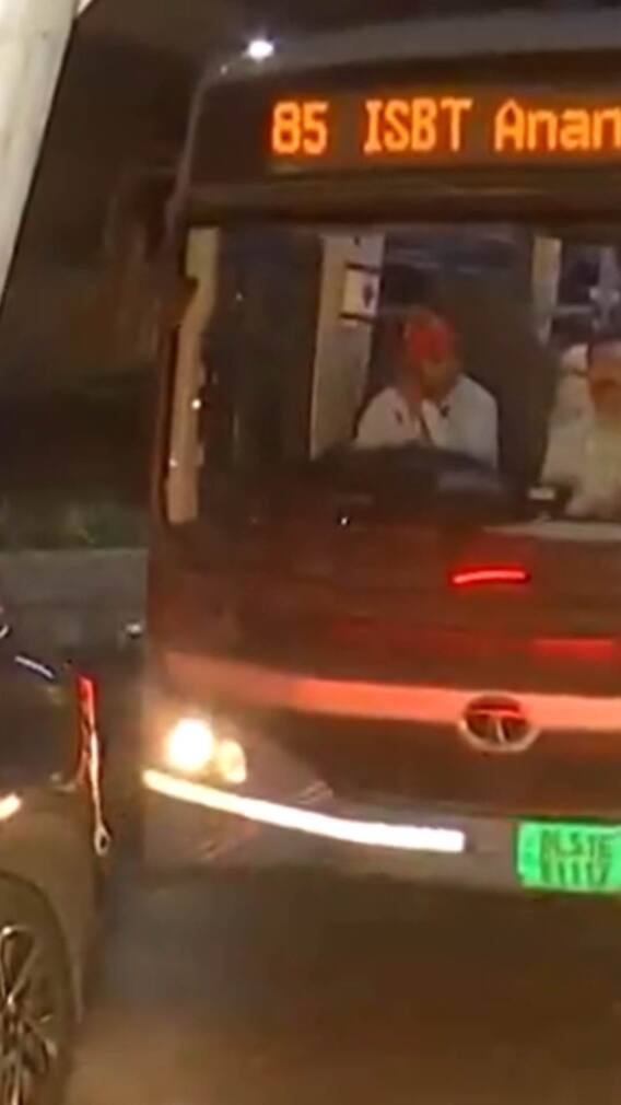 आंधी-तूफान ने बिगाड़ी दिल्ली की शक्ल, पेड़ और खंभे उखड़े, सामने आई तस्वीरें