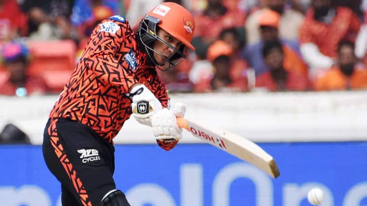 abhishek sharma dedicated century yuvraj singh and suryakumar yadav srh vs pbks ipl 2025 SRH vs PBKS: અભિષેકે આ 2 ખાસ લોકોને સમર્પિત કરી પોતાની સદી, નામ જાણીને ખુશ થઈ જશે ક્રિકેટફેન્સ