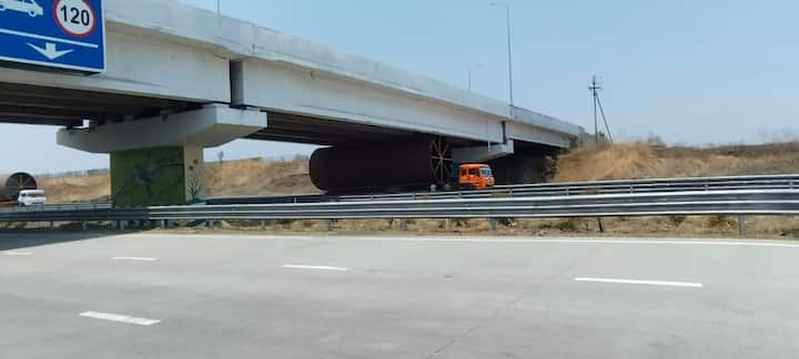 दोन तासाच्या अथक प्रयत्नानंतर हे ट्रेलर काढण्यात यश मिळाले . यादरम्यान एक लेन वरून वाहतूक दोन तास बंद ठेवावी लागली.