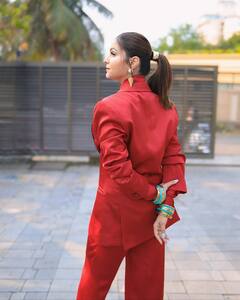 Rubina Dilaik Photo: રેડ સ્ટાઇલિશ પેન્ટસુટમાં રુબિના દિલૈકે કેમેરા સામે આપ્યા ગ્લેમરસ પોઝ