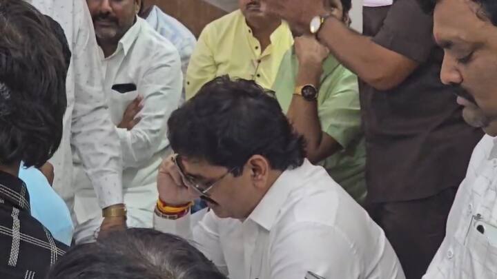 राज्याचे माजी मंत्री धनंजय मुंडे यांनी शनिवारी परळीत नागरिकांशी संवाद साधला.