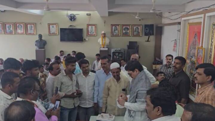 यावेळी परळीतील मुस्लीम बांधव धनंजय मुंडे यांना भेटण्यासाठी आले होते.