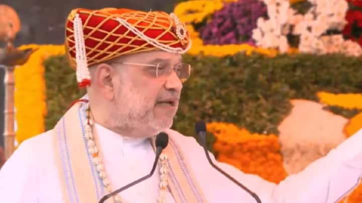 केंद्रीय गृह व सहकार मंत्री अमित शाह यांनी छत्रपती शिवाजी महाराजांच्या 345 व्या पुण्यतिथीनिमित्ताने आज रायगडावर जाऊन समाधीस्थळाचे दर्शन घेतले