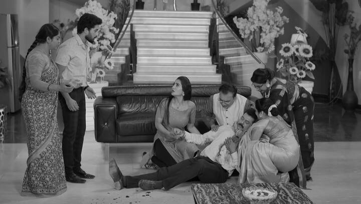 కార్తీక్ వచ్చి చూసేసరికి దశరథ్ రక్తంలో పడి ఉంటాడు. దీప అని కార్తీక్ గట్టిగా అరుస్తాడు. ఇంట్లోవాళ్లు దశరథ్ని పట్టుకొని ఏడుస్తారు. (Image Credit: jio+ Hotstar)