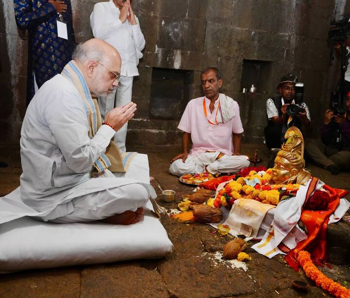 गळ्यात कवड्याची माळ आणि डोक्यावर मावळ्याची पगडी परिधान करुन अमित शाह यांनी रायगडावरुन भाषण केले. त्यावेळी, रायगड हे केवळ पर्यटनस्थळ नसून प्रेरणास्थान असल्याचंही त्यांनी म्हटलं.