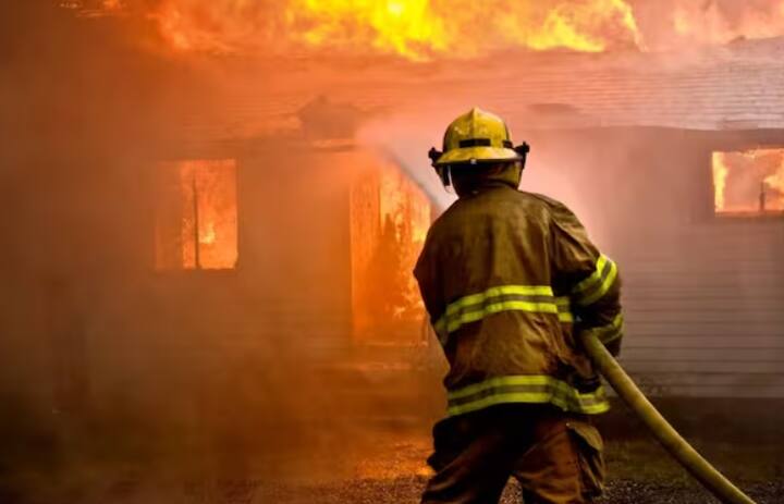 ਬਹੁਤ ਸਾਰੇ ਲੋਕ ਆਪਣੇ ਘਰਾਂ ਵਿੱਚ ਜਲਣਸ਼ੀਲ ਪਦਾਰਥ ਰੱਖਦੇ ਹਨ। ਜਿਵੇਂ ਮਿੱਟੀ ਦਾ ਤੇਲ, ਥਿਨਰ ਜਾਂ ਅਲਕੋਹਲ। ਇਨ੍ਹਾਂ ਚੀਜ਼ਾਂ ਨੂੰ ਖੁੱਲ੍ਹੇ ਵਿੱਚ ਰੱਖਣ ਨਾਲ ਅੱਗ ਲੱਗਣ ਦੀ ਸੰਭਾਵਨਾ ਜ਼ਿਆਦਾ ਹੁੰਦੀ ਹੈ।