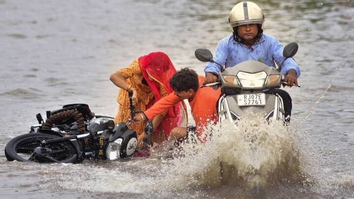  সোমবার ও মঙ্গলবারে কলকাতা সহ দক্ষিণবঙ্গের সব জেলাতেই ঝড় বৃষ্টির সতর্কতা। বজ্রবিদ্যুৎ সহ বৃষ্টির সঙ্গে ৩০ থেকে ৫০ কিলোমিটার গতিবেগে দমকা ঝড়ো বাতাস বইবে। এর পরেও বিক্ষিপ্তভাবে বৃষ্টি চলবে দক্ষিণবঙ্গে। তবে তার প্রভাব অনেকটা কমবে। আগামী কয়েকদিনের তাপমাত্রা খুব একটা বড়সড়ো পরিবর্তন নেই।