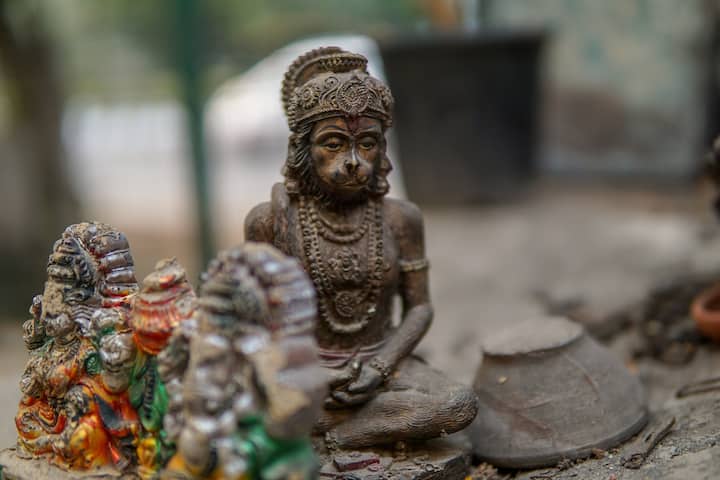 আজ একটি বিশেষ দিন। আজ হনুমান জয়ন্তী উৎসব পালিত হচ্ছে। পবনপুত্র হনুমান জী চৈত্র মাসের পূর্ণিমা তিথিতে জন্মগ্রহণ করেছিলেন। আজ ১২ই এপ্রিল, শনিবার, হনুমান জয়ন্তীর দিনে, অনেক শুভ যোগ তৈরি হচ্ছে। আজ মীন রাশিতে অনেক গ্রহ একত্রিত হচ্ছে এবং শুভ যোগ তৈরি করছে।