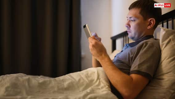 रात को सोने से इतनी देर पहले छोड़ देना चाहिए फोन, नहीं तो हो सकती है यह गंभीर बीमारी