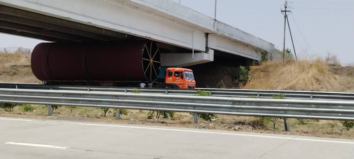 समृद्धी महामार्गावरून जाणाऱ्या उंच व जड वाहनांमुळे समृद्धी महामार्गाच्या पुलांना धोका होण्याची शक्यता निर्माण झाली आहे.