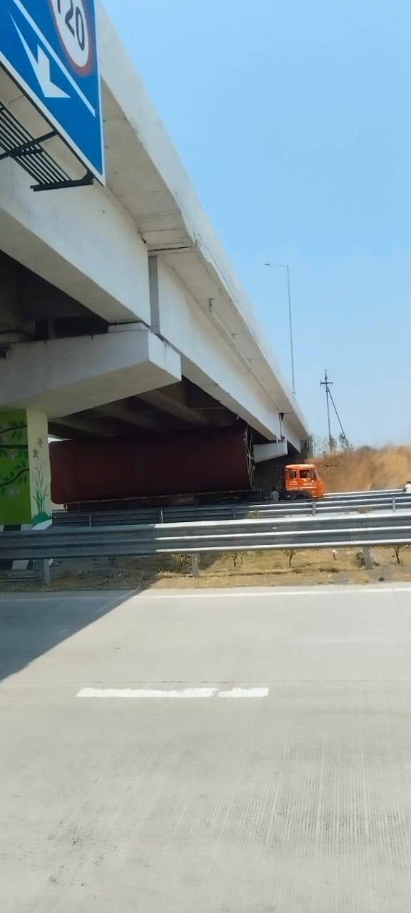 समृद्धी महामार्ग हा नेहमीच चर्चेत असलेला महामार्ग असून या घटनेमुळे एक लेनवरून वाहतूक दोन तास बंद ठेवावी लागली होती.