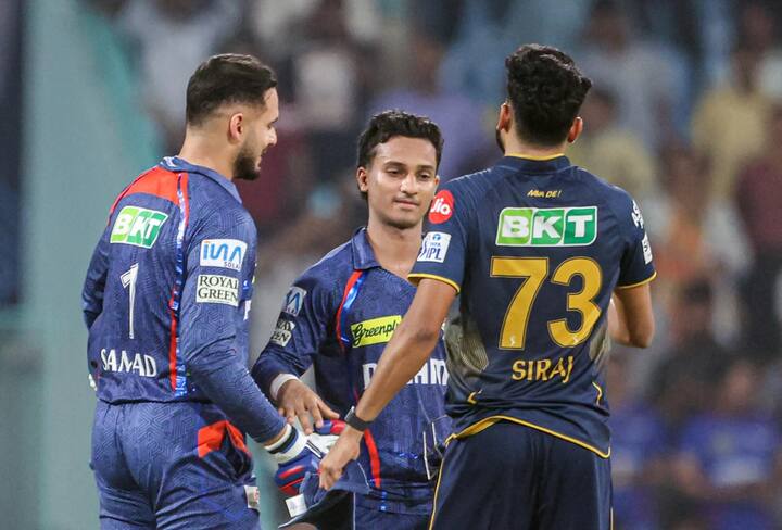 लखनौ सुपर जायंटसनं गुजरात टायटन्सला 6 विकेटनं पराभूत करत गुणतालिकेत मोठी झेप घेतली. लखनौनं सहाव्या स्थानावरुन तिसऱ्या स्थानावर झेप घेतली. लखनौनं 6 पैकी चार सामने जिंकले आहेत.