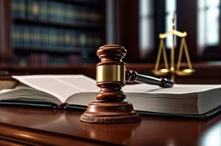 ਜਦੋਂ ਤੁਸੀਂ ਅਦਾਲਤ ਵਿੱਚ ਜਾਓ ਤਾਂ ਤੁਹਾਨੂੰ ਕਦੇ ਵੀ ਝੂਠੀ ਗਵਾਹੀ ਨਹੀਂ ਦੇਣੀ ਚਾਹੀਦੀ ਜਾਂ ਨਕਲੀ ਦਸਤਾਵੇਜ਼ ਨਹੀਂ ਦਿਖਾਉਣੇ ਚਾਹੀਦੇ। ਅਜਿਹਾ ਕਰਨਾ ਝੂਠੀ ਗਵਾਹੀ (Perjury) ਦੇ ਦਾਇਰੇ ਵਿੱਚ ਆਉਂਦਾ ਹੈ। ਇਸ ਗਲਤੀ ਲਈ ਜੱਜ ਤੁਹਾਨੂੰ 7 ਸਾਲ ਤੱਕ ਦੀ ਕੈਦ ਦੀ ਸਜ਼ਾ ਸੁਣਾ ਸਕਦਾ ਹੈ।