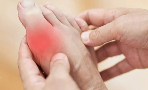 કેટલાક સંશોધનો અનુસાર, મધ્યમ કોફીનું સેવન યુરિક એસિડના સ્તરને ઘટાડવામાં મદદરૂપ થઈ શકે છે.