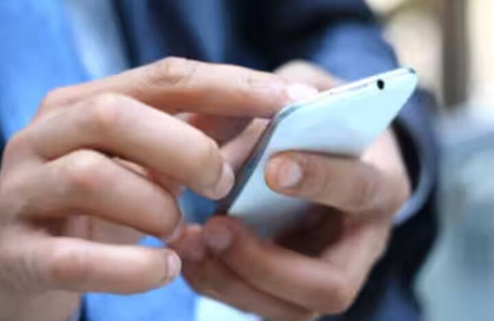 ਤੁਹਾਨੂੰ ਅਦਾਲਤ ਵਿੱਚ ਕਦੇ ਵੀ ਆਪਣਾ ਫ਼ੋਨ ਨਹੀਂ ਵਰਤਣਾ ਚਾਹੀਦਾ। ਜੇਕਰ ਤੁਹਾਡਾ ਫ਼ੋਨ ਵੱਜਦਾ ਹੈ ਤਾਂ ਇਸਨੂੰ ਅਦਾਲਤ ਦੀ ਬੇਅਦਬੀ ਮੰਨਿਆ ਜਾ ਸਕਦਾ ਹੈ। ਅਜਿਹੀ ਸਥਿਤੀ ਵਿੱਚ, ਤੁਹਾਡਾ ਫ਼ੋਨ ਜ਼ਬਤ ਕੀਤਾ ਜਾ ਸਕਦਾ ਹੈ ਅਤੇ ਤੁਹਾਨੂੰ ਜੁਰਮਾਨਾ ਵੀ ਭਰਨਾ ਪੈ ਸਕਦਾ ਹੈ। ਤੁਹਾਨੂੰ ਅਦਾਲਤ ਵਿੱਚ ਕਦੇ ਵੀ ਇਜਾਜ਼ਤ ਤੋਂ ਬਿਨਾਂ ਨਹੀਂ ਬੋਲਣਾ ਚਾਹੀਦਾ। ਜਦੋਂ ਤੱਕ ਜੱਜ ਜਾਂ ਵਕੀਲ ਤੁਹਾਨੂੰ ਇਜਾਜ਼ਤ ਨਹੀਂ ਦਿੰਦੇ, ਤੁਹਾਨੂੰ ਚੁੱਪ ਰਹਿਣਾ ਚਾਹੀਦਾ ਹੈ। ਬਿਨਾਂ ਇਜਾਜ਼ਤ ਬੋਲਣਾ ਵੀ ਤੁਹਾਨੂੰ ਮੁਸੀਬਤ ਵਿੱਚ ਪਾ ਸਕਦਾ ਹੈ।