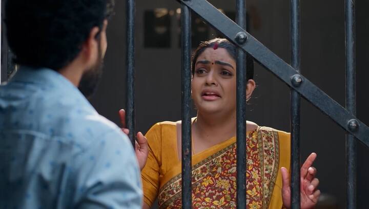 జైలులో ఉన్న దీప దగ్గరకు కార్తీక్ వస్తాడు. నేను దశరథ్ గారిని కాల్చలేదని దీప ఏడుస్తూ చెప్తుంది. నువ్వు అలా వెళ్లినట్లు లేదు దీప అని కార్తీక్ అంటాడు. (Image Credit: jio+ Hotstar)