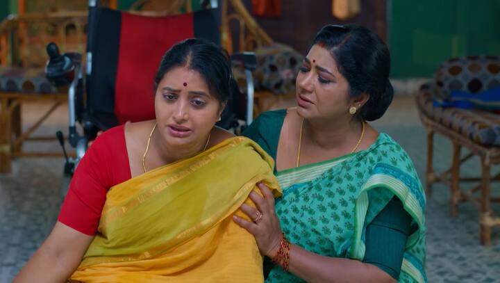 లోపలి నుంచి అనసూయ వచ్చి కాంచనను లేపుతుంది. నీళ్లు తాగించి టెన్షన్ తీసుకోవద్దని చెప్తుంది. (Image Credit: jio+ Hotstar)