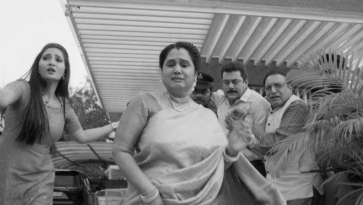 అందరూ దశరథ్ని ఆస్పత్రికి తీసుకెళ్లేందుకు బయటకు వెళ్తారు. అందరూ ఏడుస్తూ హాస్పిటల్కి తీసుకెళ్తారు. (Image Credit: jio+ Hotstar)