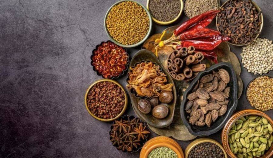 People above 30 years of age should avoid eating these spices 30 ਸਾਲ ਤੋਂ ਵੱਧ ਉਮਰ ਦੇ ਲੋਕਾਂ ਨੂੰ ਇਹ ਮਸਾਲੇ ਖਾਣ ਤੋਂ ਕਰਨਾ ਚਾਹੀਦਾ ਗੁਰੇਜ਼, ਨਹੀਂ ਤਾਂ....