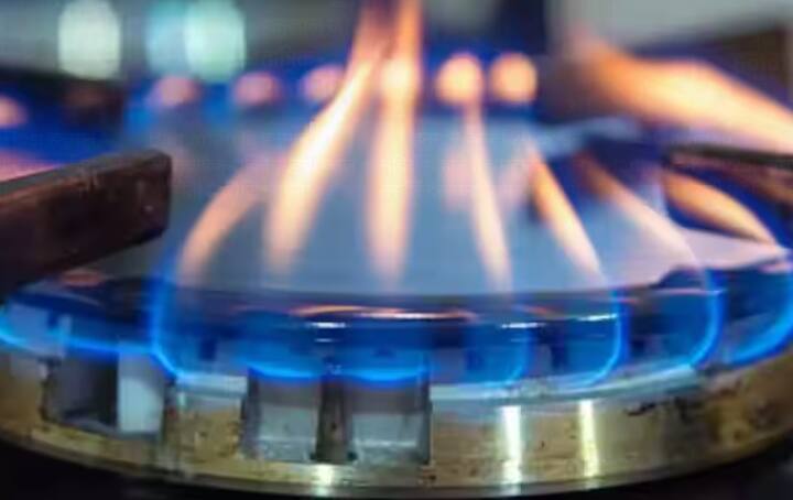 ਗਰਮੀਆਂ ਦੇ ਮੌਸਮ ਵਿੱਚ, ਬਹੁਤ ਸਾਰੇ ਲੋਕ ਖਾਣਾ ਪਕਾਉਂਦੇ ਸਮੇਂ ਧਿਆਨ ਨਹੀਂ ਰੱਖਦੇ। ਕਈ ਵਾਰ ਲੋਕ ਗਲਤੀ ਨਾਲ ਗੈਸ ਖੁੱਲ੍ਹੀ ਛੱਡ ਦਿੰਦੇ ਹਨ। ਜਿਸ ਕਾਰਨ ਗੈਸ ਲੀਕ ਹੋ ਜਾਂਦੀ ਹੈ ਅਤੇ ਅੱਗ ਲੱਗਣ ਵਰਗੀਆਂ ਘਟਨਾਵਾਂ ਵਾਪਰਦੀਆਂ ਹਨ।