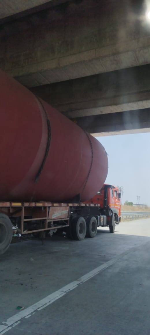 एका मालवाहतूक कंटेनर ट्रकमधून मोठा लोखंडी रोल समृ्द्धी महामार्गावरुन नेण्यात येत होता, त्यावेळी एका पुलाखाली तो कंटेनर अडकल्याने मोठी अडचण निर्माण झाली होती