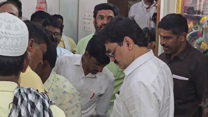 परळी येथील जगमित्र कार्यालयात धनंजय मुंडे यांचा जनता दरबार भरला होता.