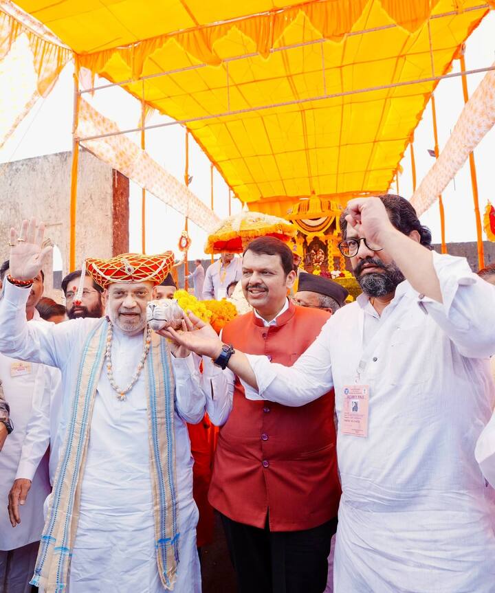 अमित शाह यांच्यासह मुख्यमंत्री देवेंद्र फडणवीस आणि मंत्री शिवेंद्रराजे हेही पालखी वाहताना दिसून येत आहेत.