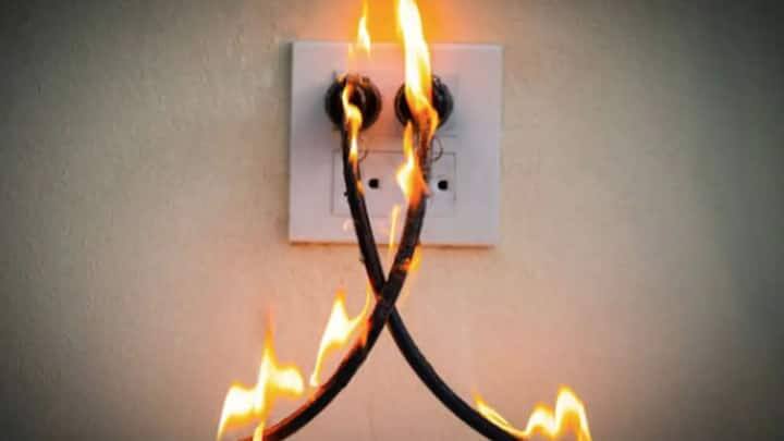 સૌથી સામાન્ય કારણોમાંથી એક છે વીજળીની સમસ્યા. ઘણીવાર લોકો ઘરમાં થતી નાની-મોટી વીજળીની ખામીઓને અવગણતા હોય છે. આ ખામીઓ સમય જતાં શોર્ટ સર્કિટનું કારણ બને છે અને ઘરમાં આગ લાગી શકે છે. તેથી, જો તમને કોઈ પણ પ્રકારની વીજળીની સમસ્યા જણાય તો તાત્કાલિક તેનો ઉકેલ લાવો.