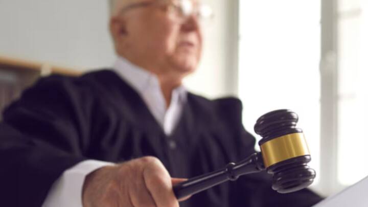 कोर्ट में कभी भी आपको अपने फोन का इस्तेमाल नहीं करना चाहिए. अगर आपका फोन बजता है. तो इसे कोर्ट की अवमानना माना जा सकता है. ऐसे में आपका फोन जप्त किया जा सकता है और आपको जुर्माना भी देना पड़ सकता है.