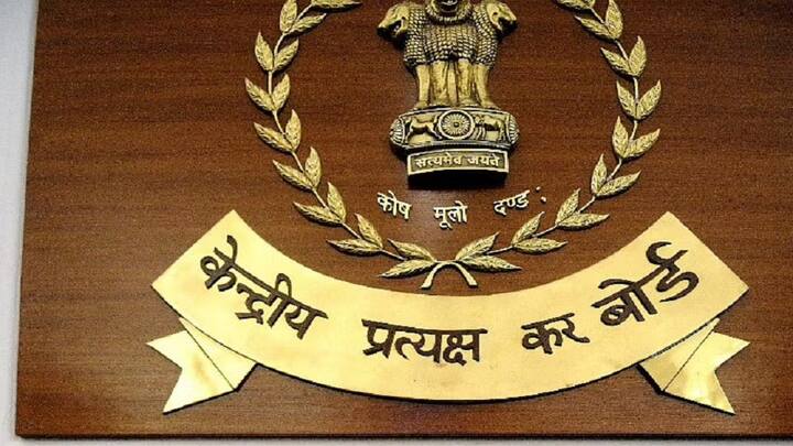 बता दें केंद्रीय प्रत्यक्ष कर बोर्ड की ओर हाल ही में एक नोटिफिकेशन जारी किया गया है. जिसमें कहा गया है कि जिन भी लोगों ने 1 अक्टूबर 2024 से पहले आधार की एनरोलमेंट आईडी देकर अपना पैन कार्ड हासिल किया है उन सभी को अपना आधार नंबर देना होगा.