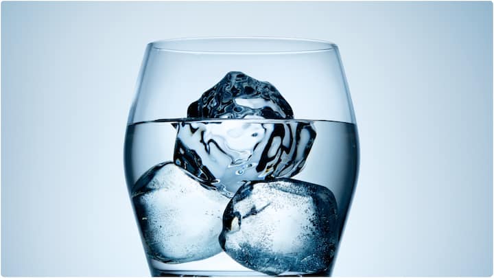 Drinking Cold Water in Summer : మండుటెండలో బయటకు వెళ్లి వచ్చి.. అలా ఫ్రిడ్జ్ ఓపెన్ చేస్తే చల్లగా నీటిని తాగితే ఎంత హాయిగా ఉంటుందో కదా. కానీ ఇలా సమ్మర్​లో చల్లని నీటిని తాగితే మంచిదా? కాదా?