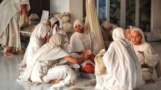 Jain Sadhu Ritual : आंघोळ करत नाहीत तरीही जैन साधू, साध्वी ताजेतवाने कसे असतात? 'हे' आहे यामागचं कारण