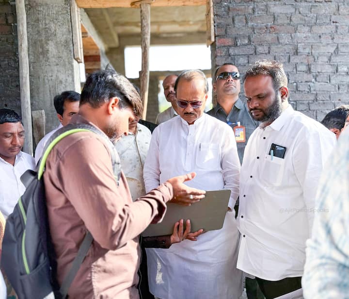 सूरज चव्हाण हा बारामतीचा राहिवासी आहे.