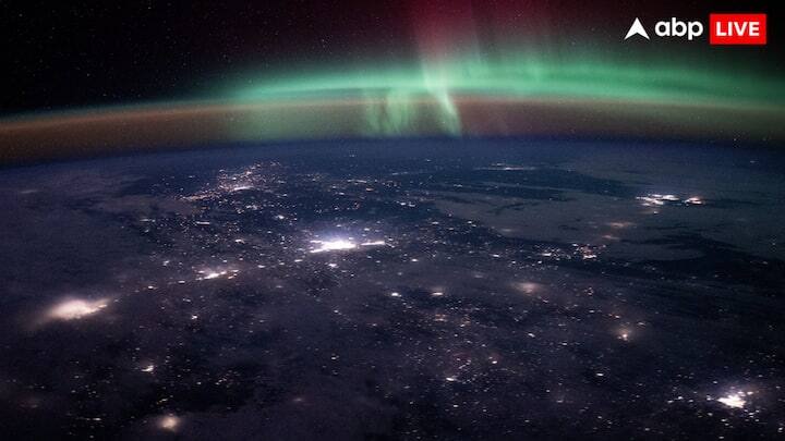 ISS દ્વારા શેર કરવામાં આવેલી ભારતની તસવીરને જોઇને એવું લાગે છે કે જાણે આપણો દેશ સંપૂર્ણ રીતે પ્રકાશથી ઝગમગી રહ્યો છે. આ તસવીર દેશની ગીચ વસ્તીને પણ દર્શાવે છે. ભારત ઉપરાંત, ઇન્ટરનેશનલ સ્પેસ સ્ટેશને વધુ ત્રણ સ્થળોની તસવીરો પણ શેર કરી છે. જેમાં એક તસવીર યુનાઇટેડ સ્ટેટ્સની છે, બીજી તસવીર દક્ષિણ-પૂર્વ એશિયાના રાત્રિના દૃશ્યને દર્શાવે છે અને ત્રીજી તસવીર કેનેડાના રાત્રિના આકાશની છે.