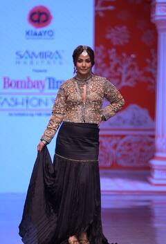 माथे पर टिका...चेहरे पर स्माइल, कैंसर से जंग के बीच हिना खान ने फिर किया रैंप वॉक, राजस्थानी लुक में खूब जचीं एक्ट्रेस