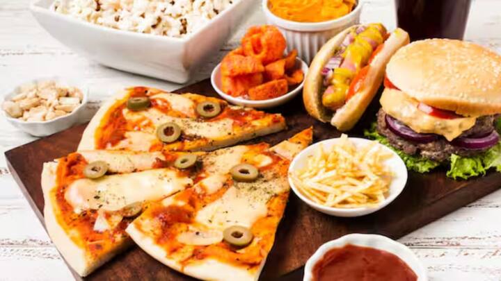 রাতে ভারী খাবার খেলে লিভারের উপর গভীর প্রভাব পড়ে, যার কারণে লিভার ক্ষতিগ্রস্ত হতে পারে।