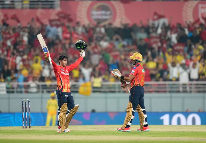 प्रियांश इस सीजन पंजाब किंग्स टीम का हिस्सा हैं. प्रियांश इस सीजन में एक शतक भी जड़ चुके हैं. उन्होंने सिर्फ 39 गेंदों में शतक ठोका था. प्रियांश ने 5 मैचों में 220.46 की स्ट्राइक रेट और 38.8 की औसत से 194 रन बनाए हैं.