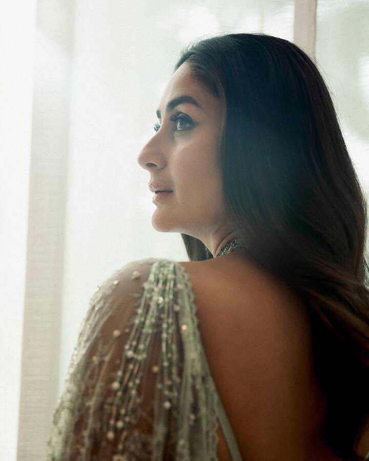 आंखों में गहरा काजल और मेकअप के साथ इस दौरान बेबो ने अपने बाल खुले रखे. मिड पार्टिशन हेयरस्टाइल के साथ उन्होंने अपना लुक पूरा किया.