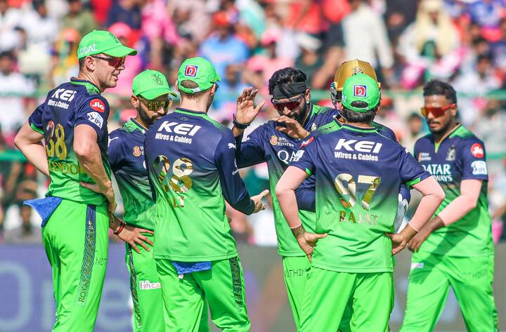 आरसीबीला विजयासाठी 174  धावा कराव्या लागणार आहेत. आरसीबीचे सलामीवीर विराट कोहली आणि फिल सॉल्ट यांनी चांगली सुरुवात करुन दिली आहे.