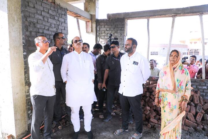 उपमुख्यमंत्री अजित पवारांनी सूरज चव्हाणच्या घराच्या बांधकामाची पाहणी केली आहे.