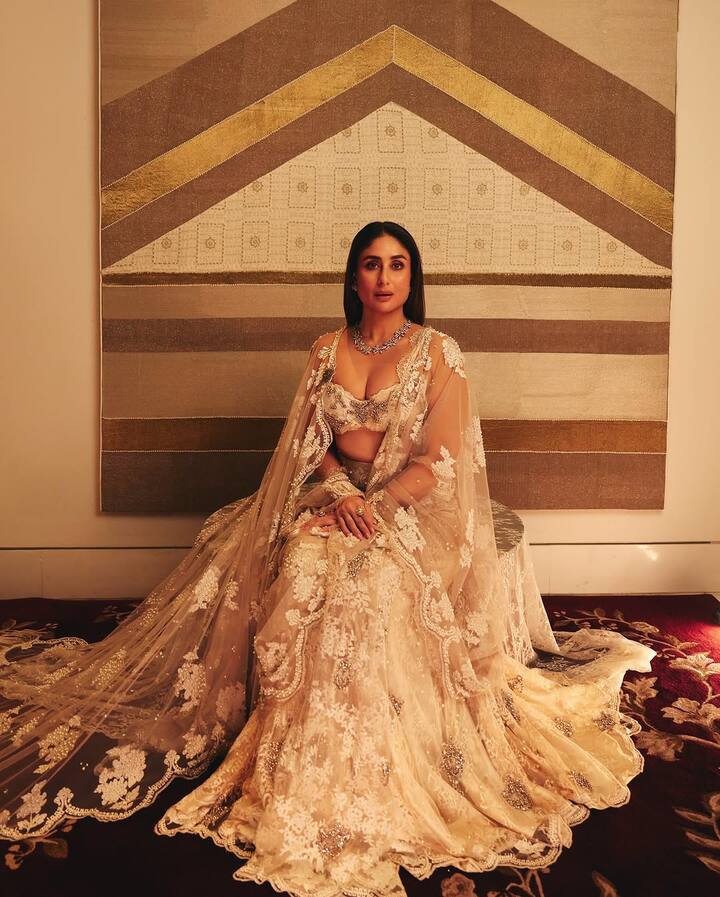 The jewelry choice was perfectly in sync with the muted, vintage palette of her outfit, making her appearance both classic and contemporary at once.