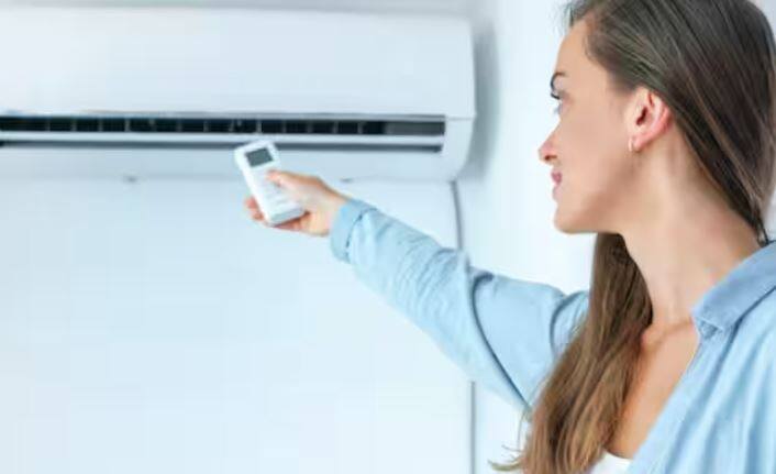 ਹੁਣ ਲੋਕਾਂ ਦੇ ਘਰਾਂ ਵਿੱਚ ਏਸੀ ਦੀ ਵਰਤੋਂ ਕੀਤੀ ਜਾ ਰਹੀ ਹੈ। ਬਿਨਾਂ ਏਸੀ ਵਾਲੇ ਘਰਾਂ ਵਿੱਚ ਰਹਿਣਾ ਬਹੁਤ ਮੁਸ਼ਕਲ ਹੁੰਦਾ ਜਾ ਰਿਹਾ ਹੈ। ਲੋਕ ਆਪਣੀਆਂ ਜ਼ਰੂਰਤਾਂ ਅਨੁਸਾਰ ਆਪਣੇ ਘਰਾਂ ਵਿੱਚ ਏਸੀ ਲਗਾ ਰਹੇ ਹਨ। ਕੁਝ ਵਿੱਚ ਵਿੰਡੋ ਹੈ ਅਤੇ ਕੁਝ ਵਿੱਚ ਸਪਲਿਟ ਏ.ਸੀ. ਲੱਗਿਆ ਹੈ।