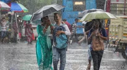 Gujarat Rain: ઉનાળાની કાળઝાળ ગરમી વચ્ચે રાજ્યના હવામાન વિભાગ દ્વારા વરસાદને લઈ આગાહી કરવામાં આવી છે. રાજ્યના અનેક જિલ્લાઓમાં કમોસમી વરસાદની આગાહી કરાઈ છે. વરસાદની આગાહીના પગલે ખેડૂતો ચિંતામાં છે.