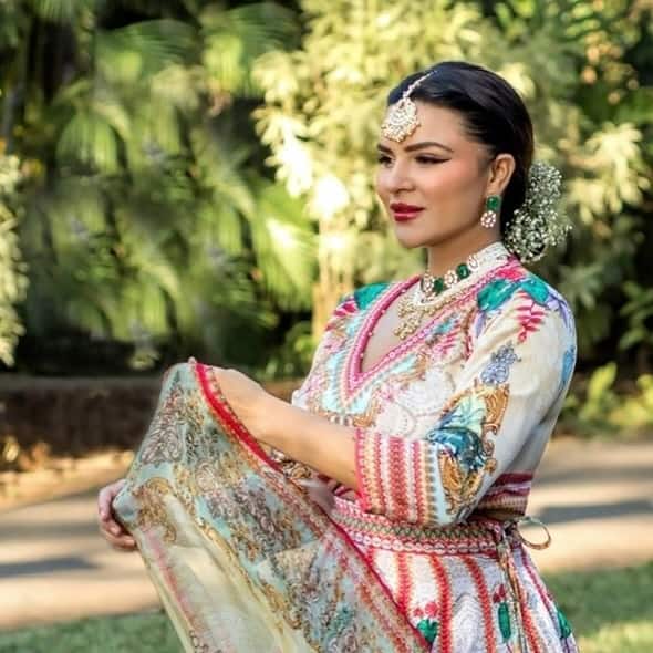 आशका गोराडिया – फेमस एक्ट्रेस रही आशका गोराडिया भी अब एक्टिंग को अलविदा कह चुकी हैं. एक्ट्रेस अब 'रेनी कॉस्मैटिक्स' के नाम से मेकअप ब्रांड का बिजनेस करती हैं. इससे उनकी काफी तगड़ी कमाई होती है.