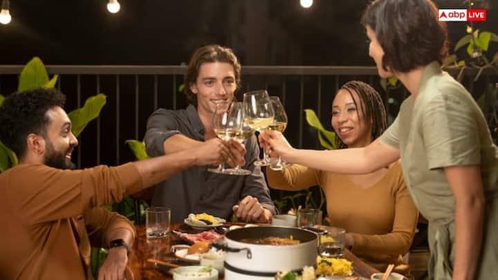 મોડી રાત્રે રાત્રિભોજન - ઘણા લોકો રાત્રે 10-11 વાગ્યે અથવા તેનાથી પણ મોડા રાત્રિભોજન ખાય છે અને પછી તરત જ સૂઈ જાય છે. આ આદતની સીધી અસર લીવર પર પડે છે.